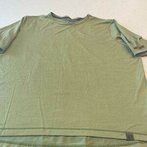 Pearl Izumi mens xl t-shirt green in color with reflective spots, nice fabric.